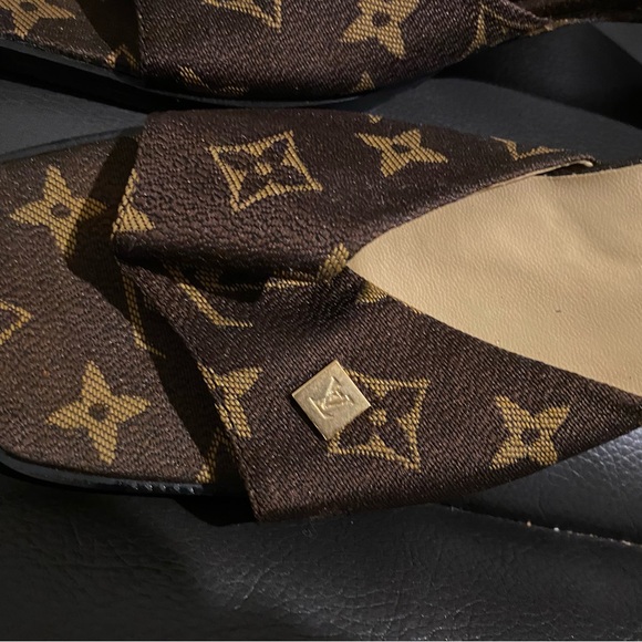 Luis Vuitton monogram slides size 8 - Picture 7 of 9